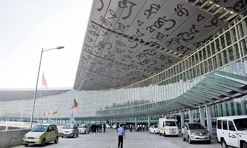 gold, kolkatha, airport, dubai, traly bag,customs officeals