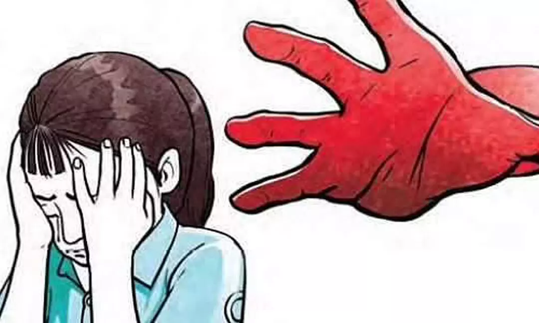 కరోనా నయం చేస్తానని నమ్మంచి.. 13 ఏళ్ల బాలికతో వ్యభిచారం కరోనా నయం చేస్తానని నమ్మంచి.. 13 ఏళ్ల బాలికతో వ్యభిచారం