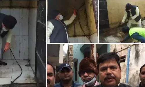 విద్యార్థిని ఫిర్యాదుతో టాయిలెట్లు శుభ్రం చేసిన మంత్రి..ఇంతకీ ఎక్కడ ?