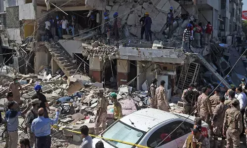 కరాచీలో భారీ పేలుడు.. 10 మంది దుర్మరణం