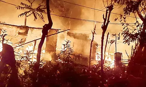 పేలిన గ్యాస్ సిలిండర్.. నాలుగు ఇళ్లు దగ్ధం