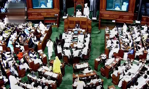 లోక్ సభలో వివాహ వయస్సు సవరణ బిల్లును ప్రవేశపెట్టిన స్మృతి ఇరానీ