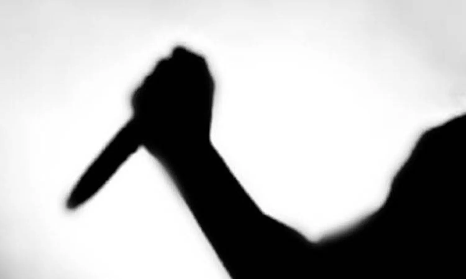 దంపతుల మధ్య ఘర్షణ.. అల్లుడి కుటుంబంపై కత్తులతో దాడి