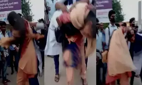 రచ్చకెక్కిన ప్రేమ.. ప్రియుడి కోసం నడిరోడ్డుపై కొట్లాట !