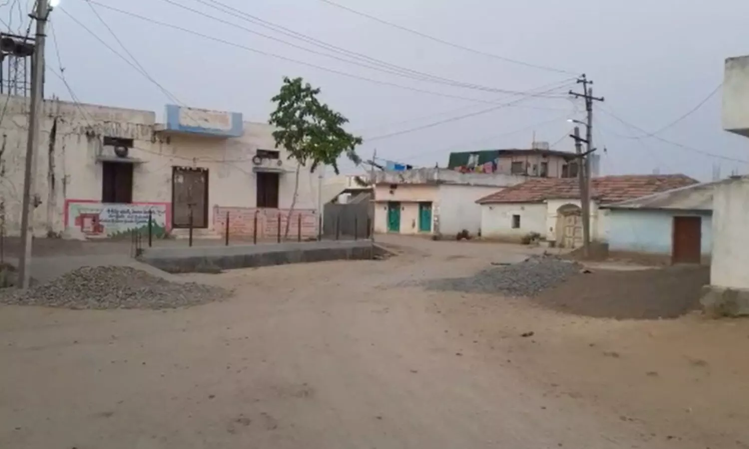 ఆ గ్రామంలో సెల్ఫ్ లాక్ డౌన్.. ఎందుకో తెలుసా ? ఆ గ్రామంలో సెల్ఫ్ లాక్ డౌన్.. ఎందుకో తెలుసా ?