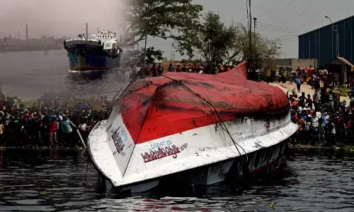 బోటులో అగ్నిప్రమాదం.. 32 మంది దుర్మరణం