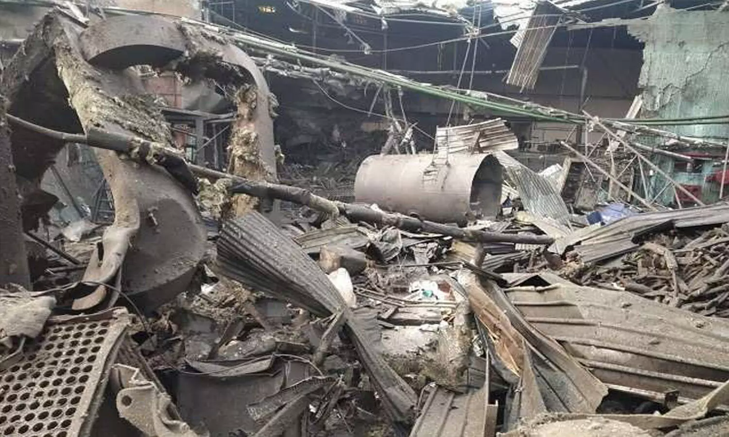 నూడుల్స్ పరిశ్రమలో భారీ పేలుడు.. 5గురు మృతి నూడుల్స్ పరిశ్రమలో భారీ పేలుడు.. 5గురు మృతి