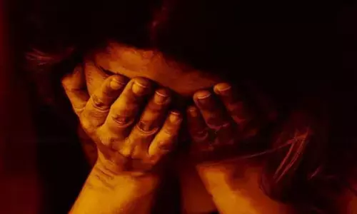 నన్ను అంకుల్ అంటావా అంటూ.. యువతి పై పిడిగుద్దులు !