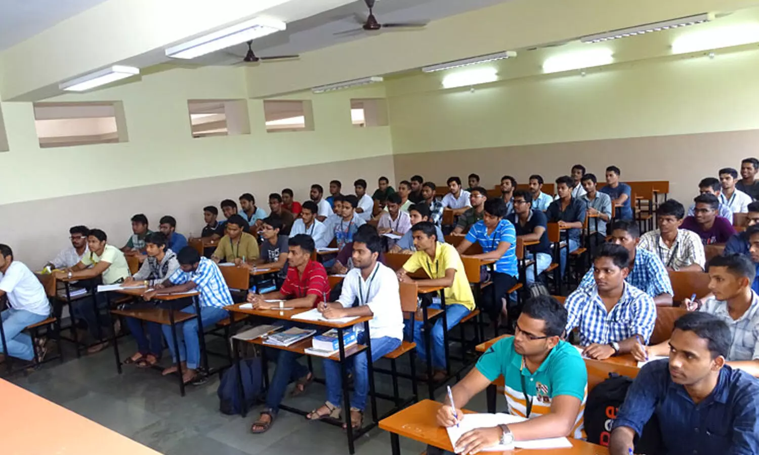 13 మంది విద్యార్థులకు కరోనా.. మళ్లీ ఆన్ లైన్ క్లాసులు షురూ !