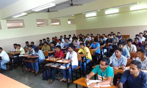 13 మంది విద్యార్థులకు కరోనా.. మళ్లీ ఆన్ లైన్ క్లాసులు షురూ !