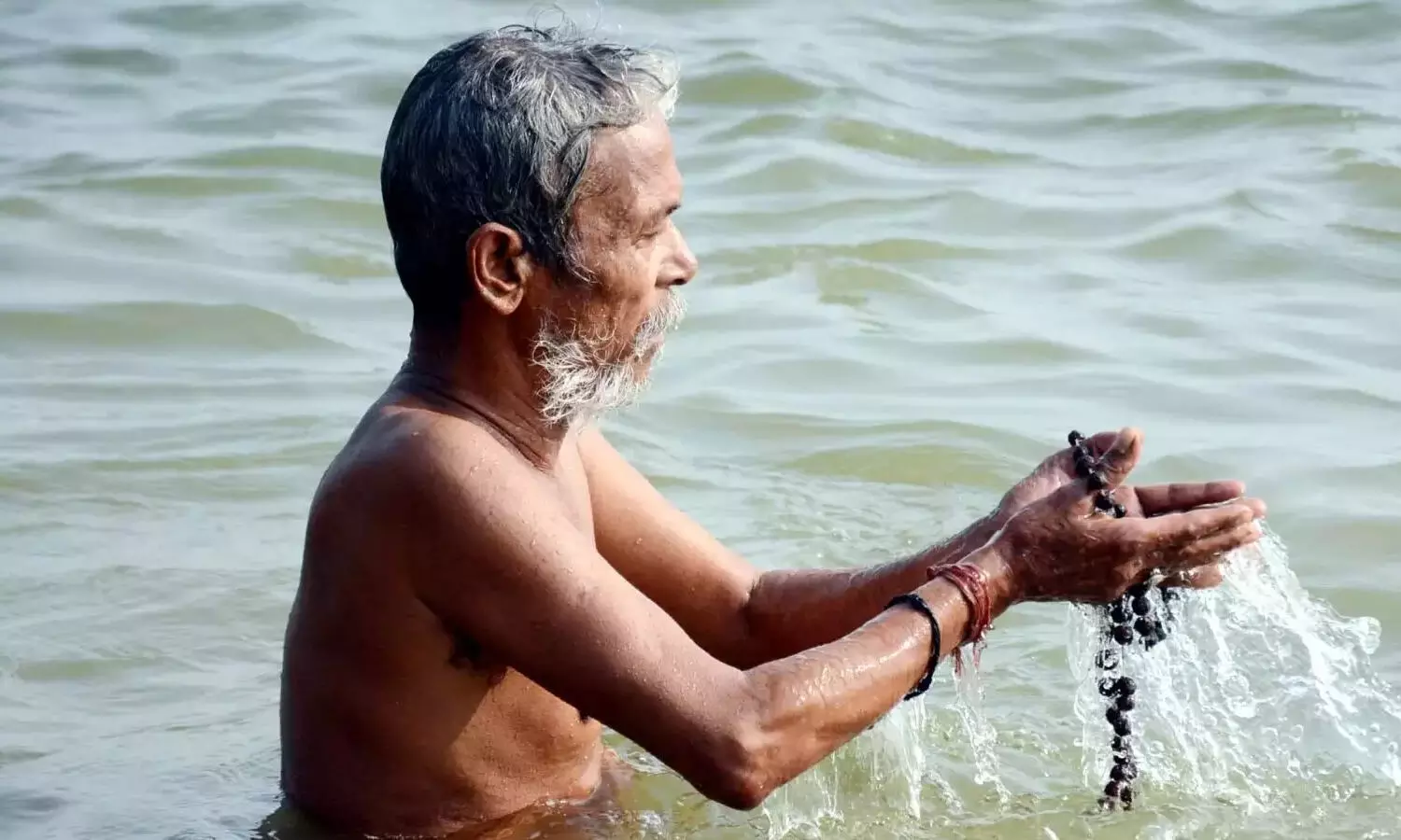 అద్భుతం.. గంగాజలంతో మళ్లీ బ్రతికిన మనిషి !