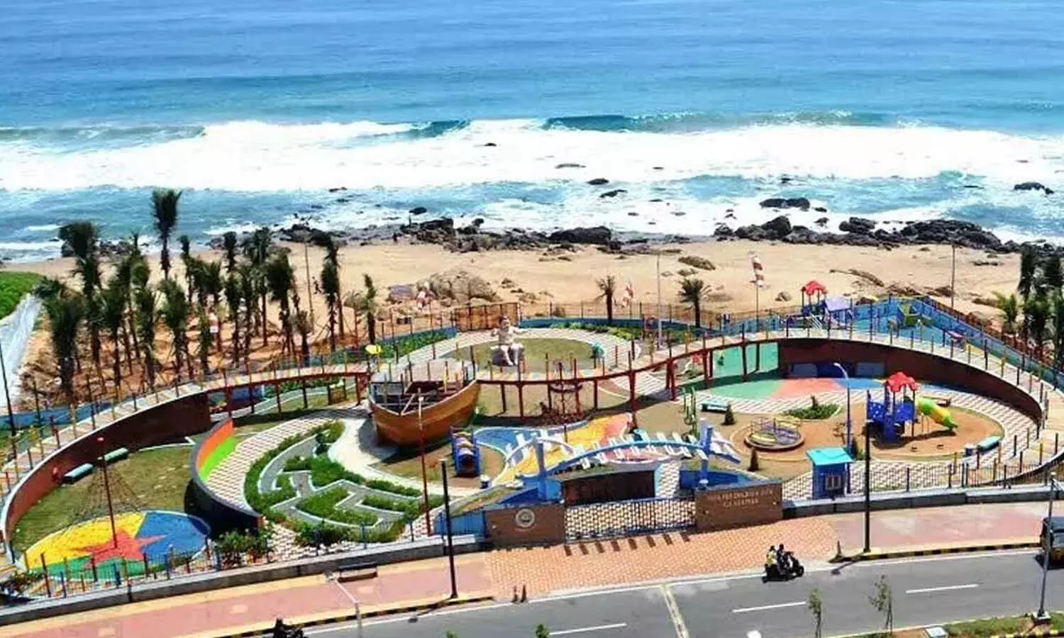 ఆర్కే బీచ్ లో విషాదం.. న్యూ ఇయర్ వేడుకలకు వచ్చి 6గురు గల్లంతు