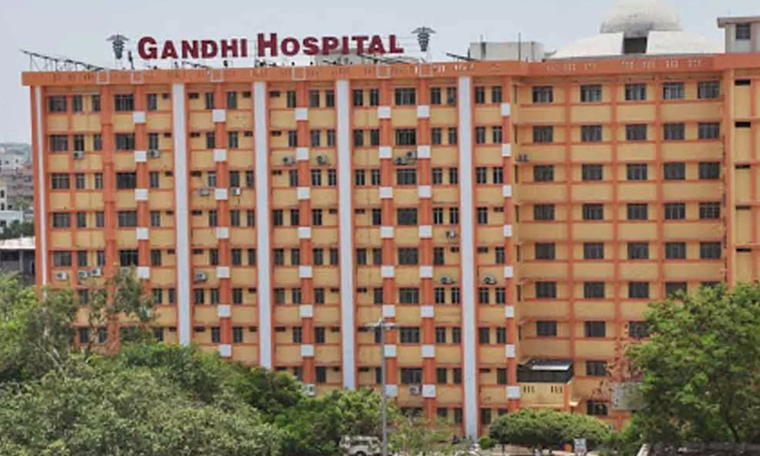 గాంధీలో భారీగా కరోనా కేసులు నమోదు.. ఆందోళనలో వైద్యులు !
