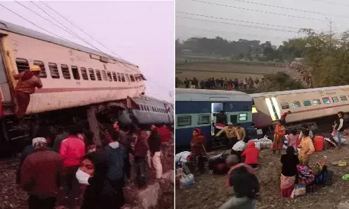బెంగాల్ లో ఘోర రైలు ప్రమాదం.. పట్టాలు తప్పి 6 బోగీలు బోల్తా
