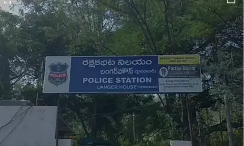 women, boy friend, attack, knife, lunger house