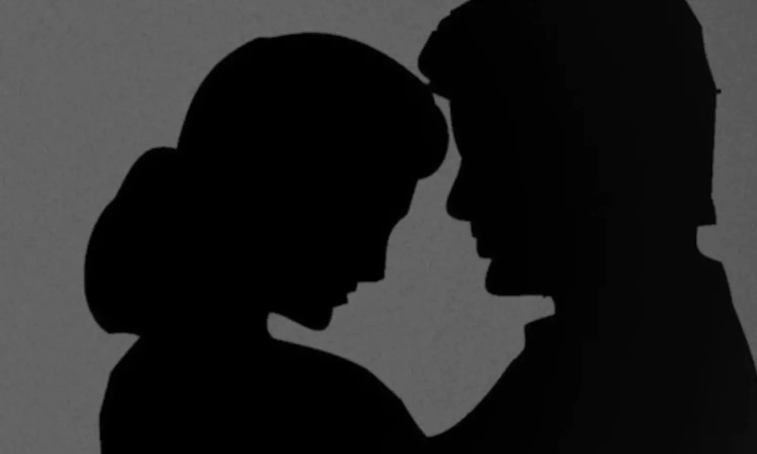 సోషల్ మీడియాలో భార్య అసభ్యకర దృశ్యాలు.. చూసి తట్టుకోలేక..