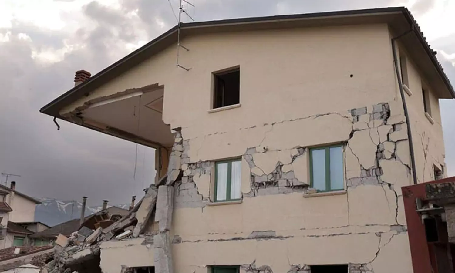 భారీ భూకంపం.. 25 మంది మృతి