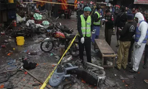 pakistan, bomb blast, lohore, anarkali market