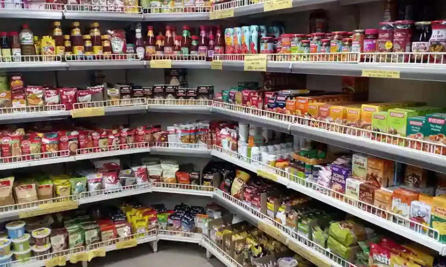 సూపర్ మార్కెట్ లో ఫుడ్ సేఫ్టీ అధికారుల దాడులు