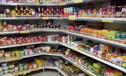 సూపర్ మార్కెట్ లో ఫుడ్ సేఫ్టీ అధికారుల దాడులు