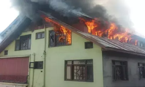 శ్రీనగర్ లో భారీ అగ్నిప్రమాదం.. ఆందోళనలో స్థానికులు