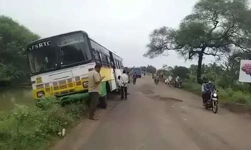 ఆర్టీసీ బస్సు బోల్తా.. ముగ్గురికి తీవ్రగాయాలు