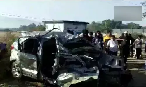 హైవే పై ఘోర రోడ్డు ప్రమాదం.. ఐదుగురు దుర్మరణం
