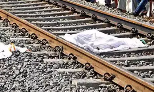 రైలు నుంచి దూకి బీటెక్ విద్యార్థిని ఆత్మహత్య !