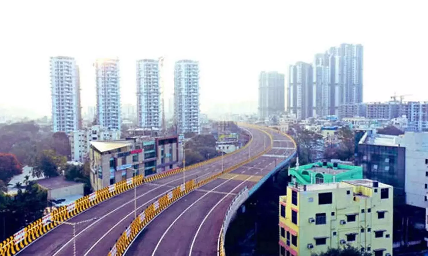 బైకర్ ను ఢీ కొట్టిన కారు.. ఫ్లై ఓవర్ పై నుంచి ఎగిరిపడ్డ యువకుడు