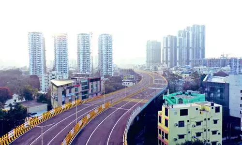 బైకర్ ను ఢీ కొట్టిన కారు.. ఫ్లై ఓవర్ పై నుంచి ఎగిరిపడ్డ యువకుడు