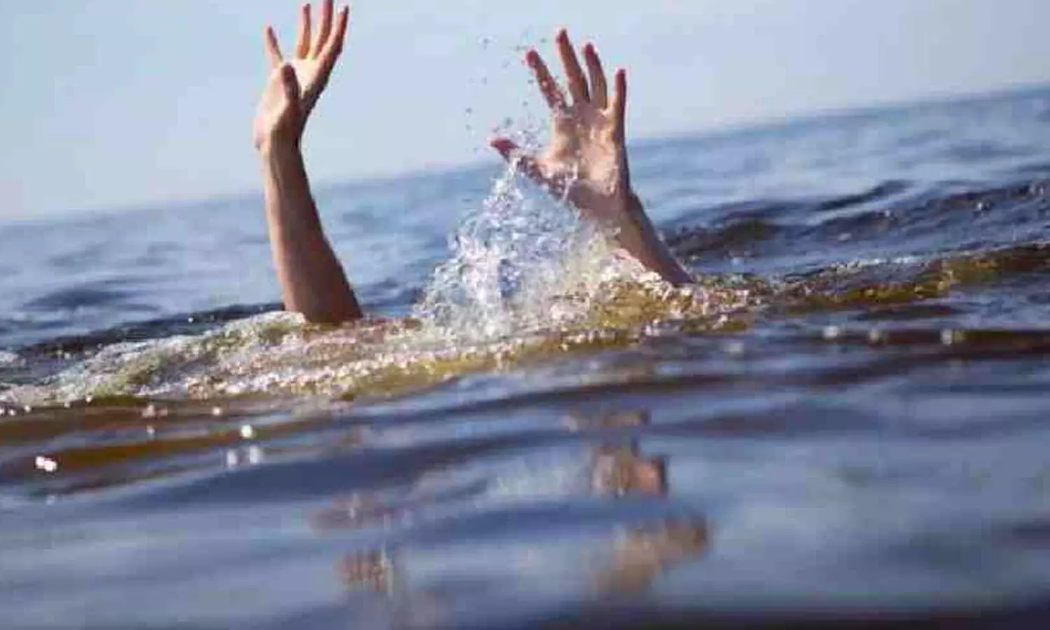 విహార యాత్రలో విషాదం.. నీటిలో పడిన ఫోన్ తీసుకుంటూ ప్రవాహంలో.. విహార యాత్రలో విషాదం.. నీటిలో పడిన ఫోన్ తీసుకుంటూ ప్రవాహంలో..