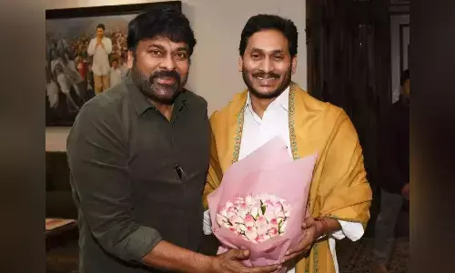 గన్నవరం చేరుకున్న సినీ ప్రముఖులు.. అక్కడి నుంచి నేరుగా సీఎం వద్దకు..