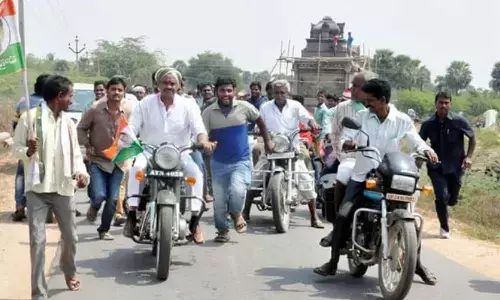 komatireddy venkata reddy, congress, mp, kcr, janagama