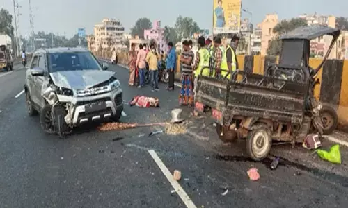 పారిశుధ్య సిబ్బందిని ఢీ కొట్టిన కారు.. మహిళ మృతి