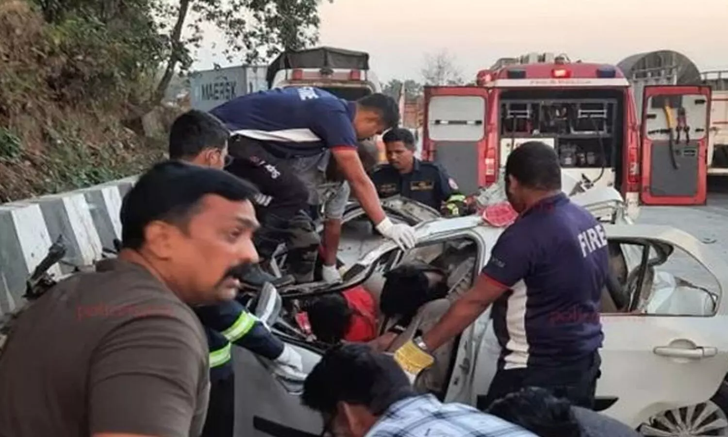 కంటైనర్ ను ఢీ కొట్టిన కారు.. కారుని ఢీ కొట్టిన ట్రక్కు: నలుగురి మృతి