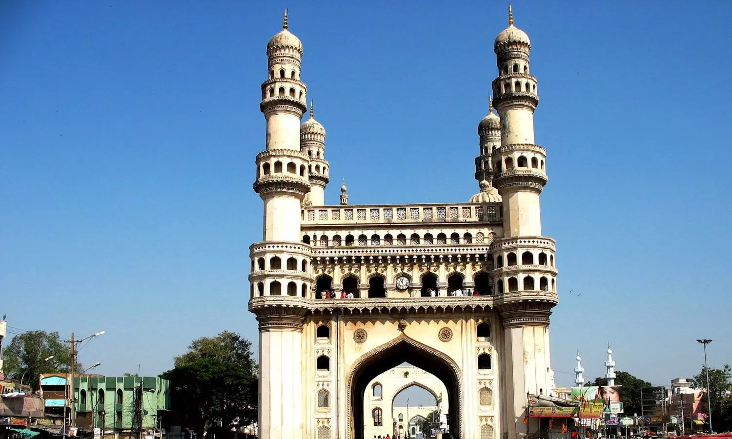 తవ్వకాల్లో బయటపడిన చార్మినార్ భూగర్భ మెట్లు