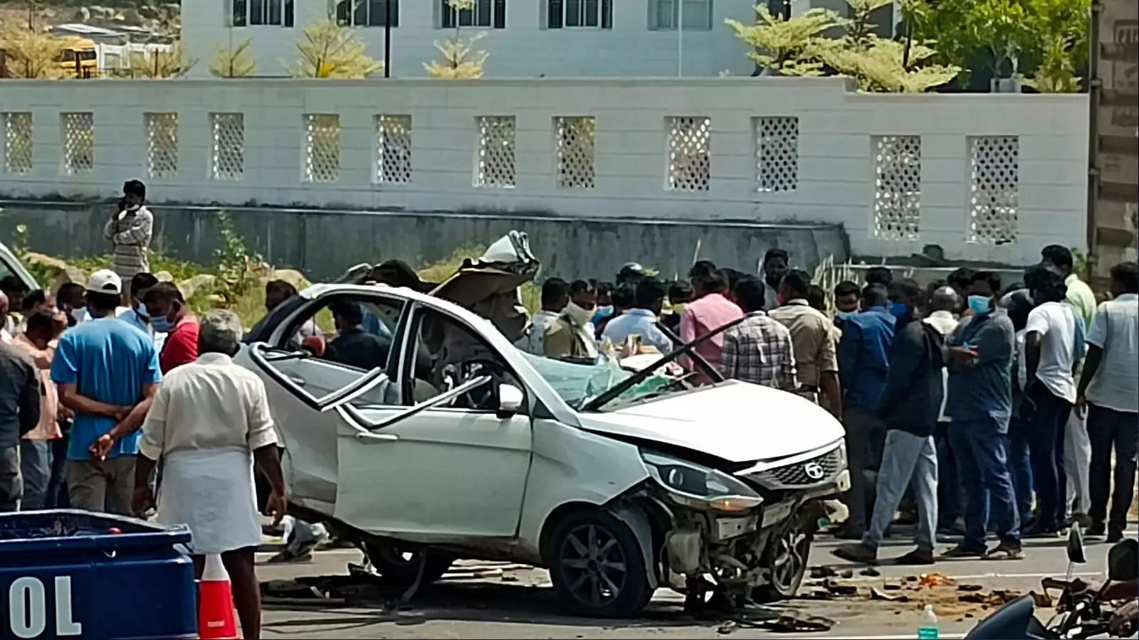 నెత్తురోడిన రహదార్లు.. వేర్వేరు ప్రమాదాల్లో ఏడుగురు మృతి