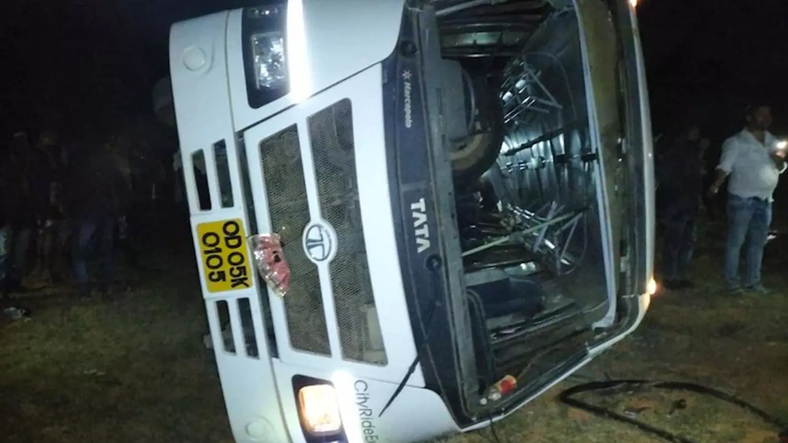 పోలీస్ సిబ్బందితో వెళ్తున్న బస్సు బోల్తా.. ముగ్గురు మృతి