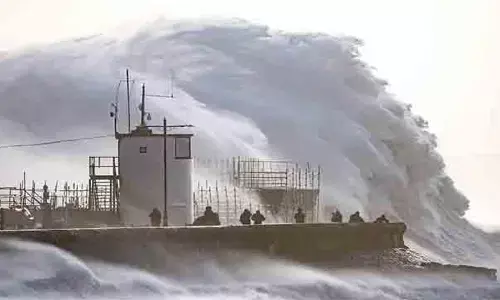 వణికిస్తోన్న యూనిస్ తుఫాన్.. భీకర గాలులకు ఎగిరిపోతున్న జనం