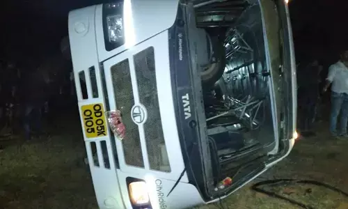 పోలీస్ సిబ్బందితో వెళ్తున్న బస్సు బోల్తా.. ముగ్గురు మృతి