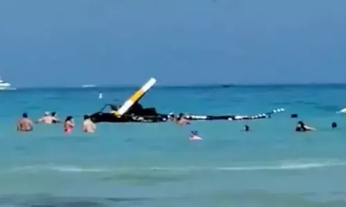 అందరూ చూస్తుండగానే.. బీచ్ లో కుప్పకూలిన హెలికాఫ్టర్