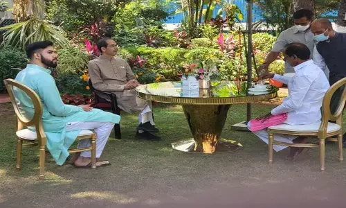 మహారాష్ట్ర సీఎంతో తెలంగాణ సీఎం భేటీ