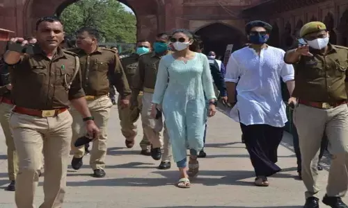 తాజ్ మహల్ ను సందర్శించిన లవ్ బర్డ్స్