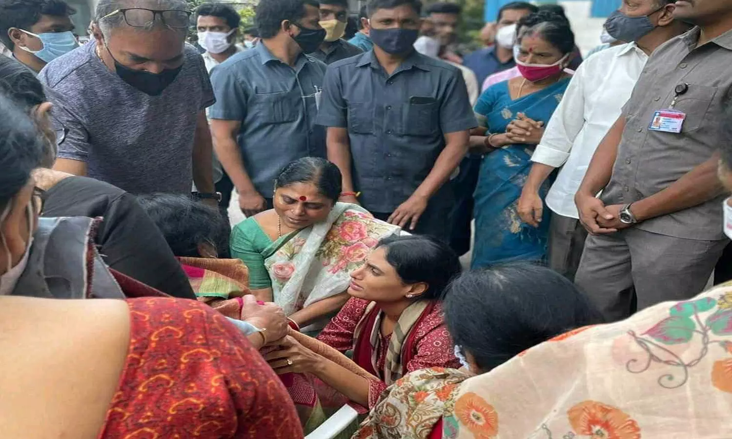 మేకపాటి కుటుంబానికి విజయమ్మ, షర్మిల పరామర్శ..