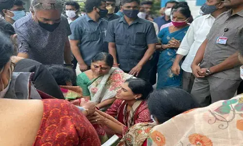 మేకపాటి కుటుంబానికి విజయమ్మ, షర్మిల పరామర్శ..