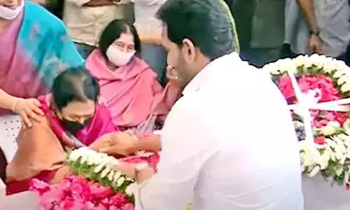 మంత్రి మేకపాటికి సీఎం జగన్ అశ్రు నివాళి