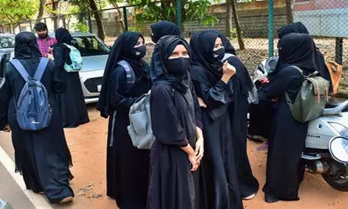 ప్రకాశం జిల్లాలో హిజాబ్ వివాదం.. విద్యార్థినులను అడ్డుకున్న స్కూల్ యాజమాన్యం