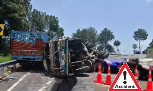 మినీ లారీని ఢీ కొట్టిన లారీ.. ముగ్గురు మృతి