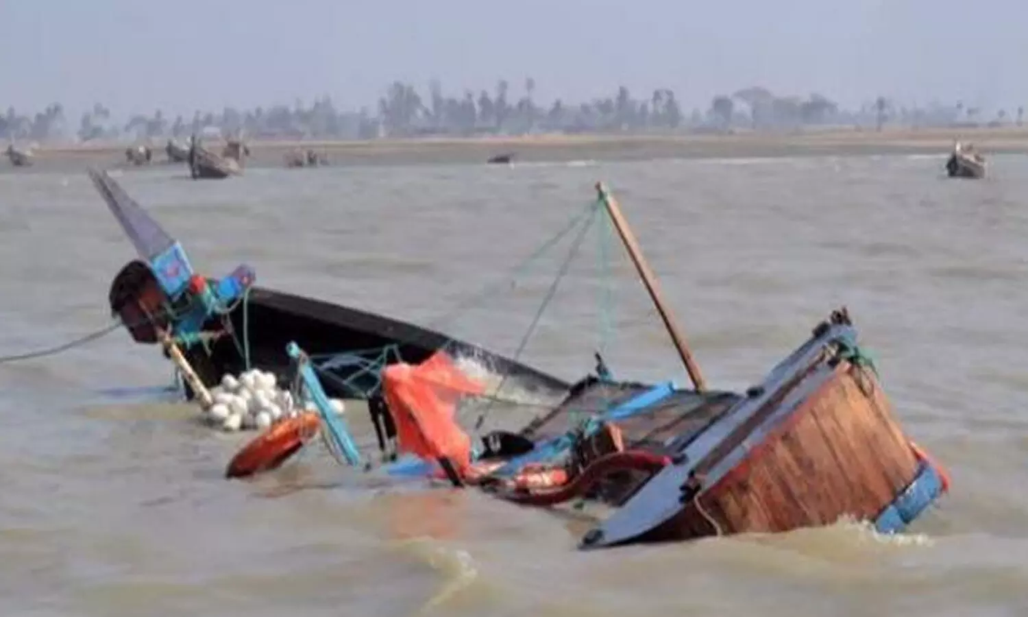 పడవ బోల్తా.. 14 మంది గల్లంతు