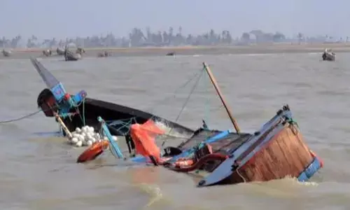 పడవ బోల్తా.. 14 మంది గల్లంతు